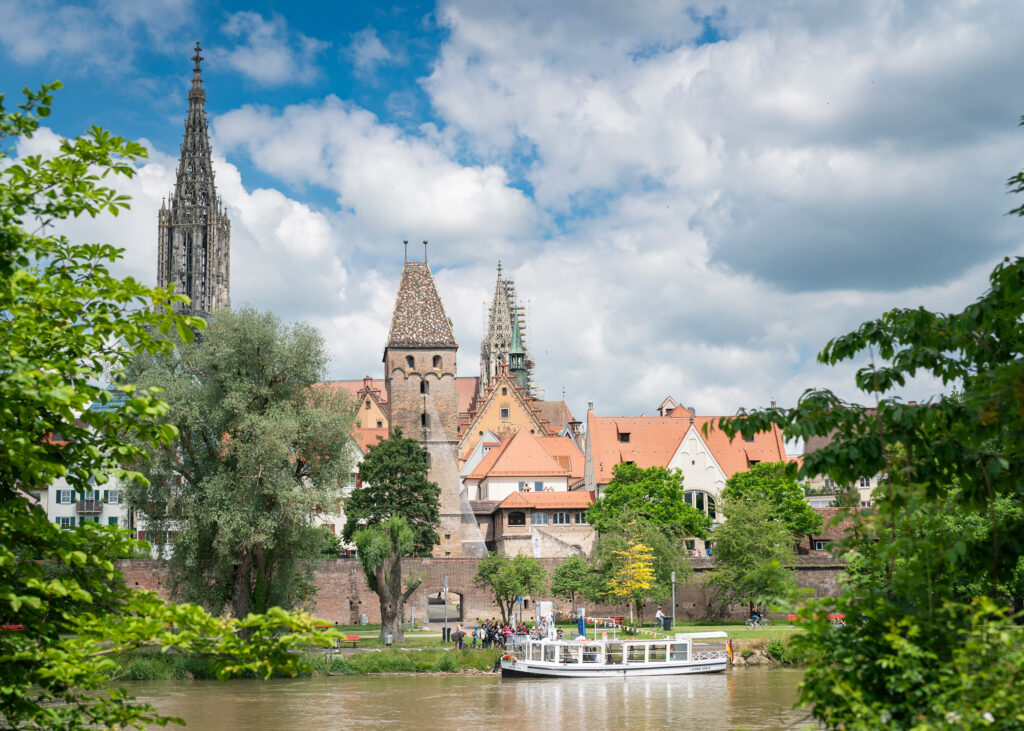 Donaublick nach Neu-Ulm mit Sicht auf den Berblinger Turm und die Donauinsel 'Schwal'